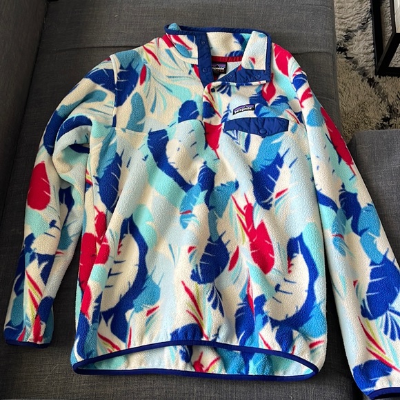 Patagonia Jackets & Blazers - Patagonia Fleece Pullover in White, Blue & Red Feather Print
